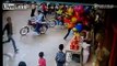 Balloon sellers fight banana vendors with thick pipes