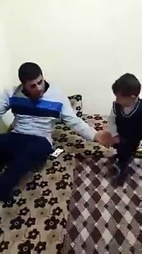 Un petit enfant de 2 ans demande à son père de prier