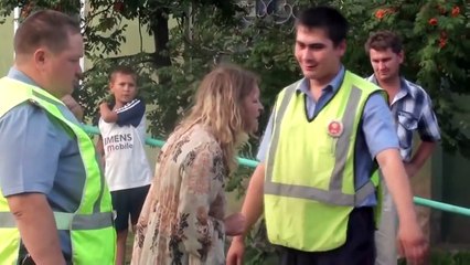 Drunk Russian girl gets into an accident and put up a fight!! █■█ █ ▀█▀