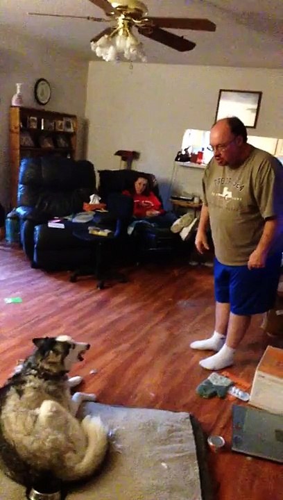 Mężczyzna rozmawia z swoim psem