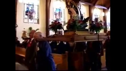 Spagna - Santo cade in chiesa durante una processione