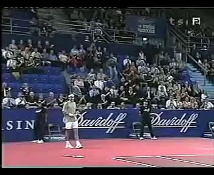 Roger Federer leaves Andy Roddick stunned with an amazing shot