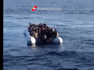 Descargar video: Lampedusa (AG) - Guardia costiera soccorre migranti al largo della Libia (19.03.15)