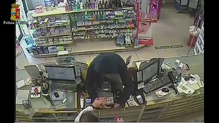 Скачать видео: Ragusa - Rapina farmacia, arrestato dalla polizia (14.03.15)