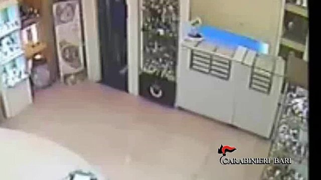 Barletta - 16enne tenta di rapinare una gioielleria, arrestato (14.03.15)
