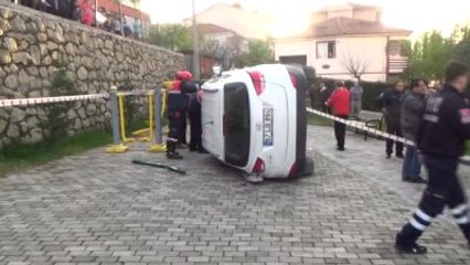 Otomobil, 5 Metrelik Yükseklikten Çocuk Parkına Devrildi: 2 Yaralı