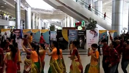 فرقة هندية تشعل مطار القاهرة بالرقص والغناء