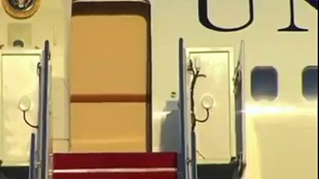 President Obama Survived falls From Airplane's Stairs