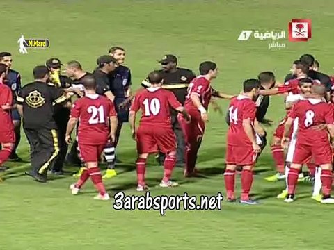 إشتباك لاعبي المنتخب الأردني مع حكم مباراتهم مع السعودية