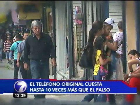 Telenoticias deja en evidencia el aumento en la venta de teléfonos falsos