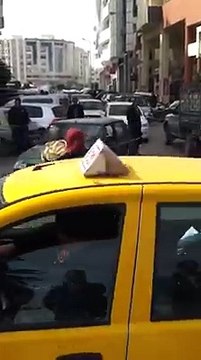 إمرأة تصرخ بجنون وسط الشارع بصفاقس 'بالروح بالدم نفديك يا بن علي'!!