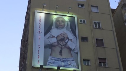 Une nonne topless sur une publicité irrite les Napolitains