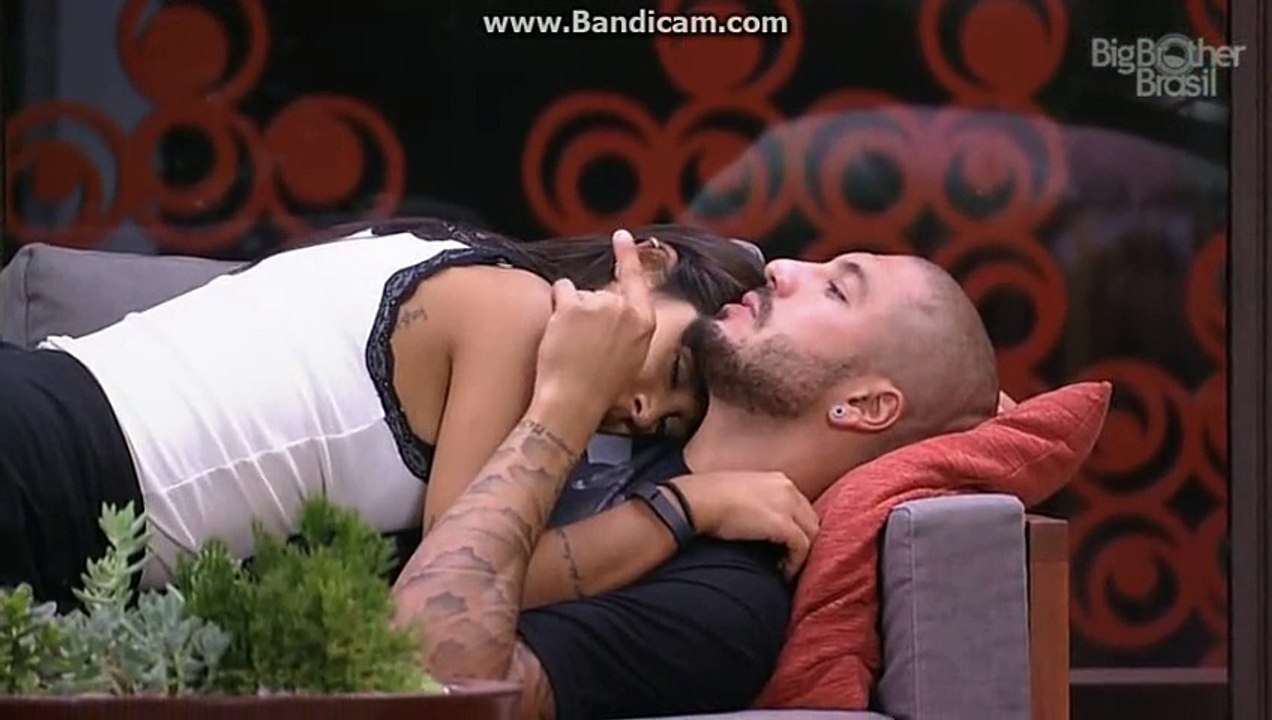 Amanda e Fernando namoram na varanda 30/03