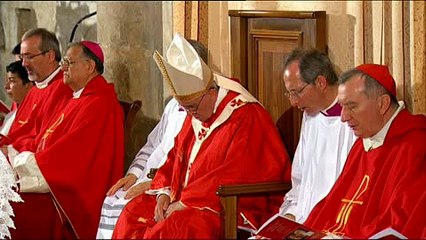 El papa Francisco ve una 'puerta abierta' para discutir del celibato