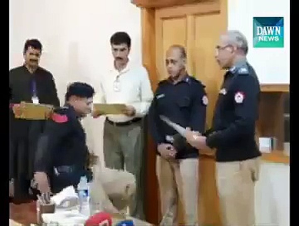 آئی جی پنجاب کو پولیس اہلکاروں کے مضحکہ خیز سلیوٹ ویڈیو دیکھے اور ھسنے کے لیے تیار ھو جائے واہ شپاٹو واہ زندگیاں