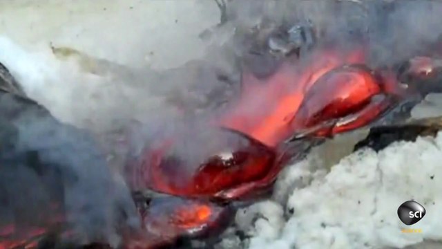 Quand de la lave en fusion rencontre de la glace : expérience impressionnante!