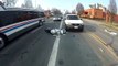 Motard vs voiture dans un carrefour : pas de chance