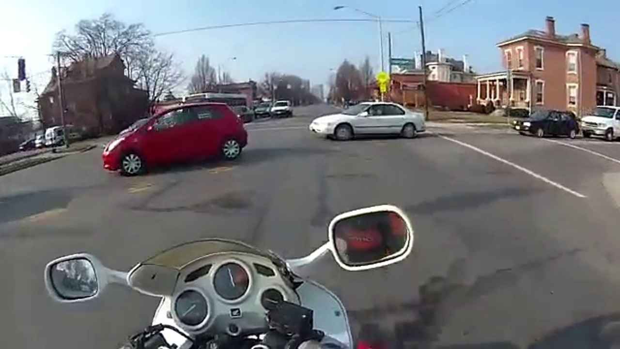 Biker VS car driver in trafic jam : violent crash