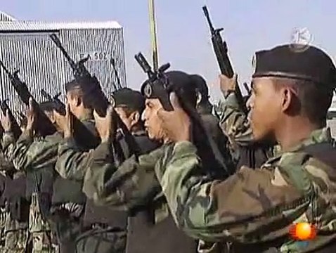 Fuerzas Especiales Ejercito Mexicano revisan su armamento