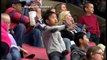 Un gamin déchire tout en dansant sur Uptown Funk pendant un match de Hockey