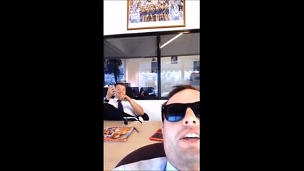 This office worker knows how to deliver a gold-class pun