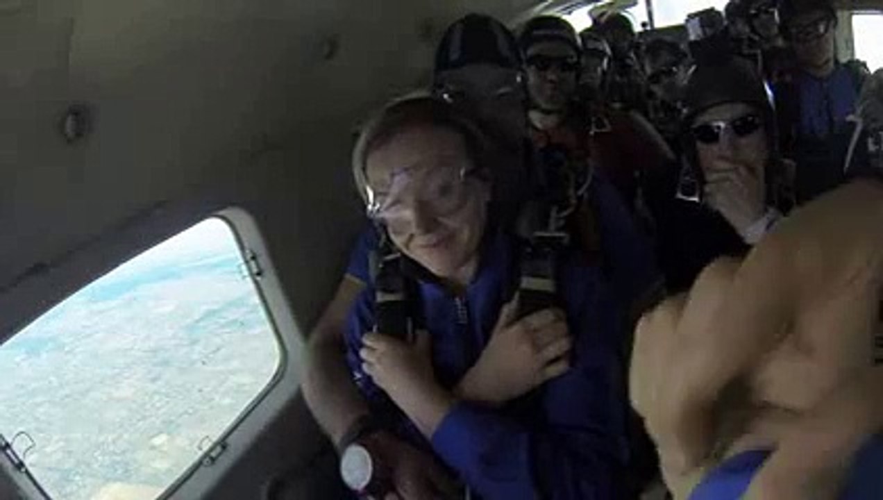 GUY HAS SEIZURE WHILE SKYDIVING - YouTube
