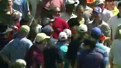 Rory McIlroy's golf ball finds fan's pocket at TOUR Championship - YouTube