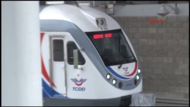 İzmir'de Elektrik Kesintisi Nedeniykle Metro Seferleri Durdu