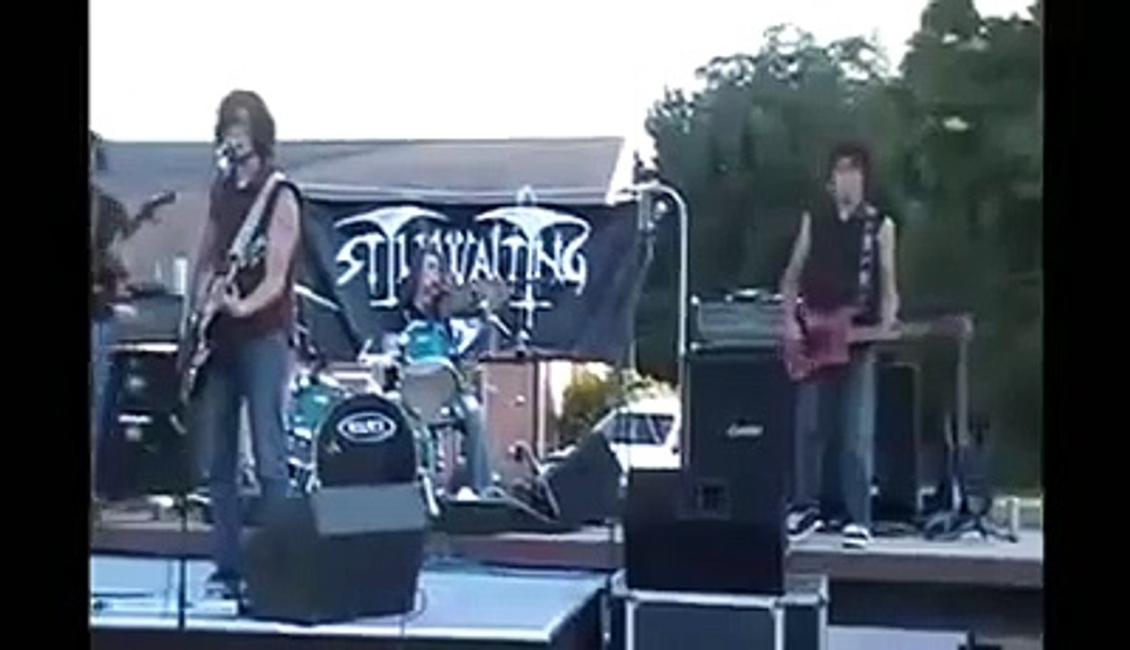 Gitarı çevirmeye çalıştı ancak.