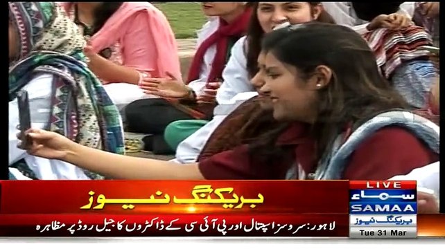 Young Lady Doctors Enjoying While Protesting Against Government - Ehtajaj Mein Picnic Ka Rang