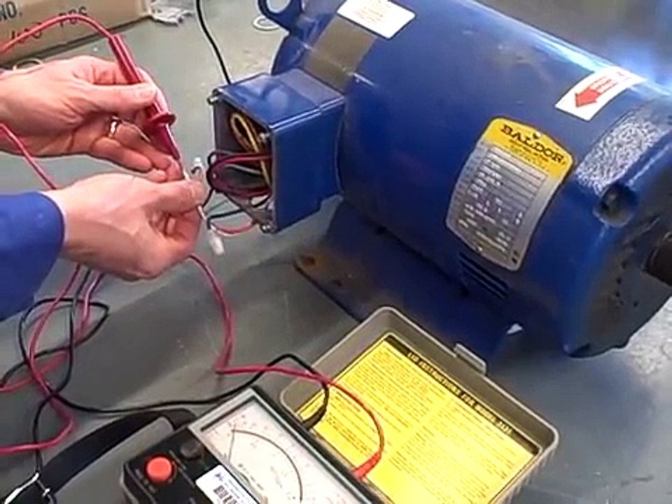"Megger" insulation test on a bad motor video Dailymotion