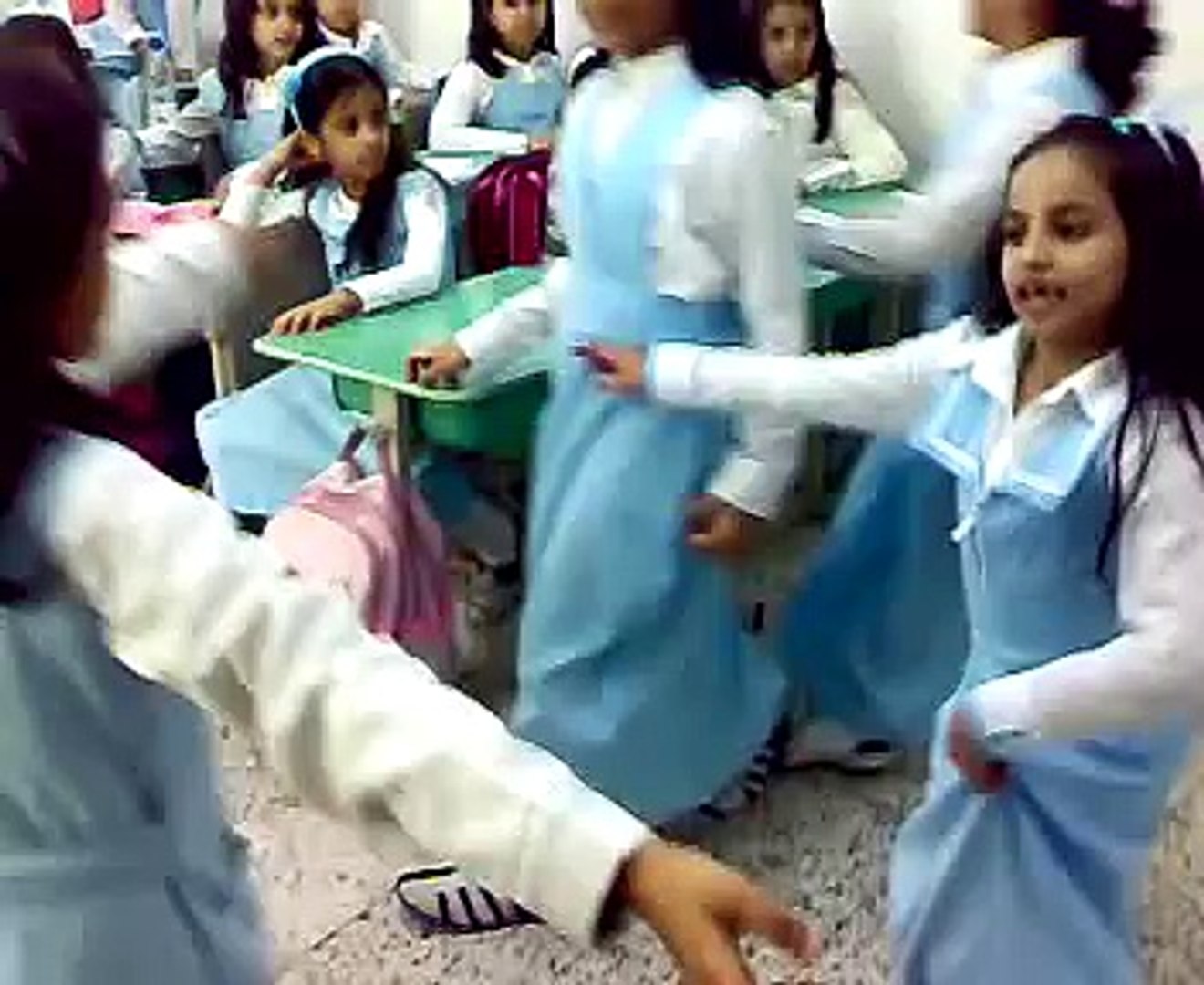 بنات صغار يرقصون بإحدى المدارس - video Dailymotion