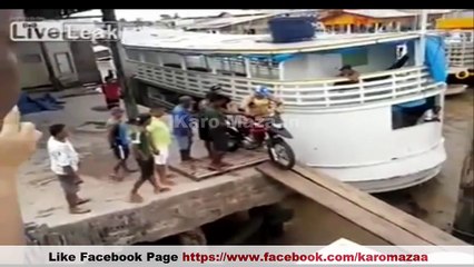 Dunya News - Motorcycle fell down into the sea - Video
