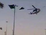 لحظة انزلق الطيار السعودي من طائرة الهليكوبتر