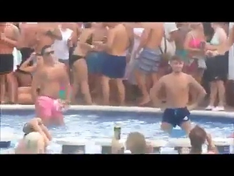Cristiano Ronaldo dancing in the basin in Ibiza - Cristiano Ronaldo Tanz