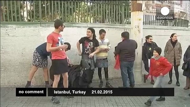 Turkey - Men don miniskirts to denounce violence against women - no comment