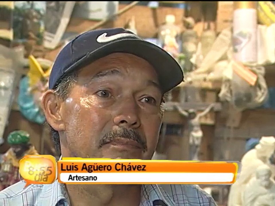 Artesano tiene de 30 años elaborando piezas de yeso y resina