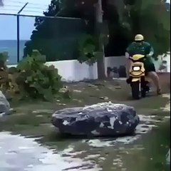 Ce mec fait une Grosse Chute en Scooter