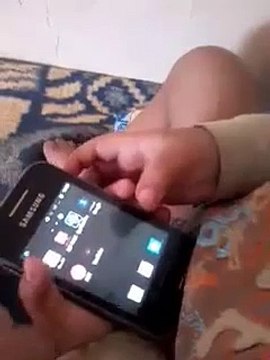 -Baby beats the adults in the use Samaung Galaxy - YouTube