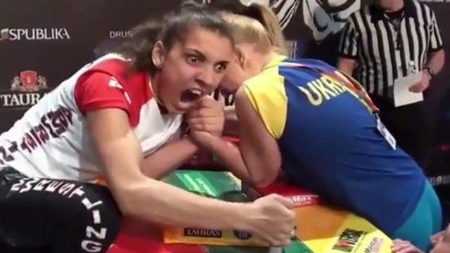 Komik Bilek Güreşi