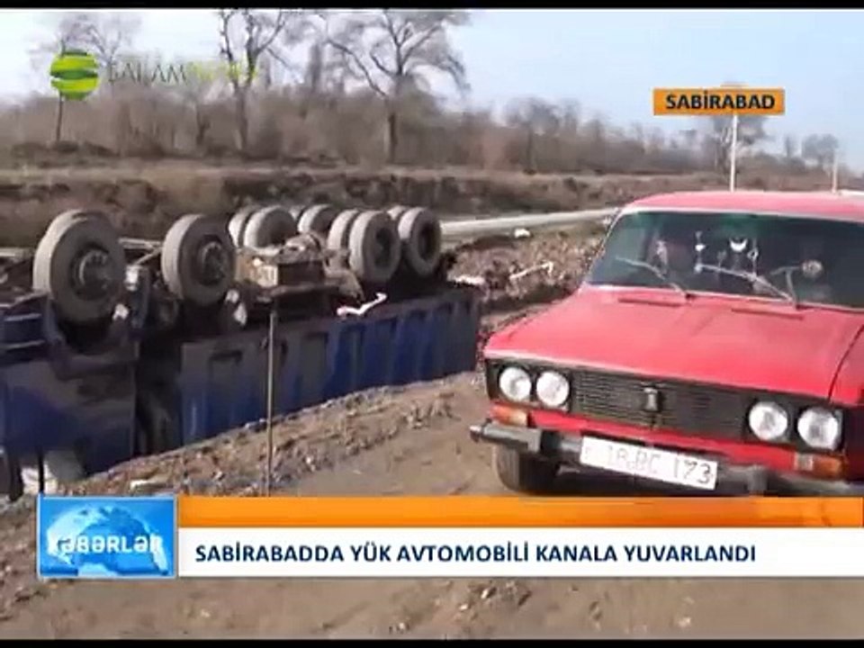 Грузовая машина упала в канал