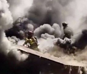 Bombero cae por el techo de una casa en llamas