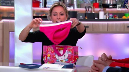 Quand Lambert Wilson offre un "slip français" à Anne-Sophie Lapix - C à vous - 31/03/2015