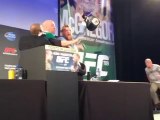 McGregor rouba cinturão de Aldo em coletiva na Irlanda