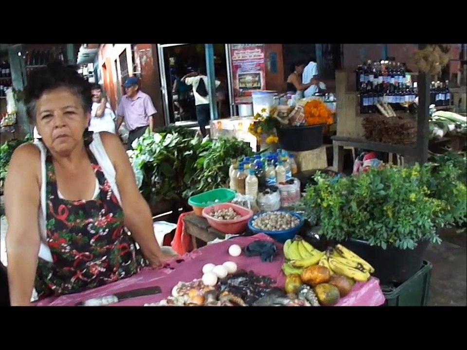 Iquitos - Mercado Belen y Casas Flotantes (Peru) - Video Documental
