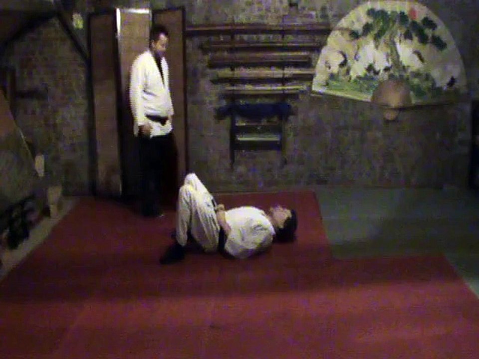 Sol contre debout latéral aux mains : shime, jambes inversées