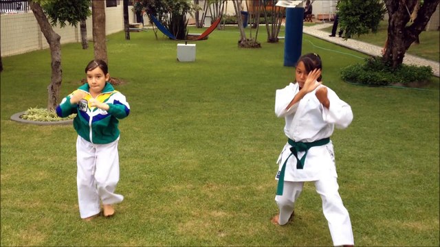 Caratecas cearenses classificadas para o Campeonato Brasileiro exibem kata na sede do O POVO