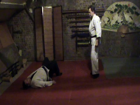 Sol contre debout latéral aux mains : mawashi tuski jambes inversees, reaction