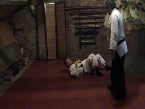 Sol contre debout lateral aux mains : shime à genou, jambes inversees, reflexe