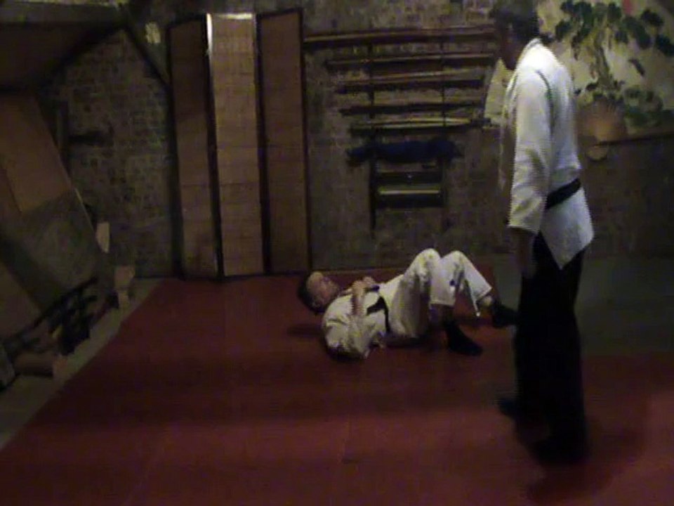 Sol contre debout lateral aux mains : shime à genou, jambes inversees, reflexe